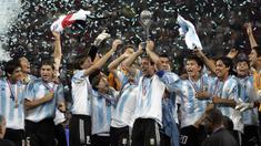 Sebagai ajang dua tahunan yang dimulai sejak 1977, Piala Dunia U-20 akan memasuki edisi ke-23 pada penyelenggaraan di Jakarta pada 20 Mei hingga 11 Juni 2023. Sejatinya Indonesia menjadi tuan rumah pada tahun 2021, namun akibat COVID-19 yang melanda, akhirnya turnamen diundur hingga tahun 2023. Dari total 22 kali penyelenggaraan, tercatat ada 4 negara dengan jumlah gelar terbanyak, yaitu lebih dari sekali, hingga kini. Berikut daftar keempat negara tersebut. (AFP/Aris Messinis)