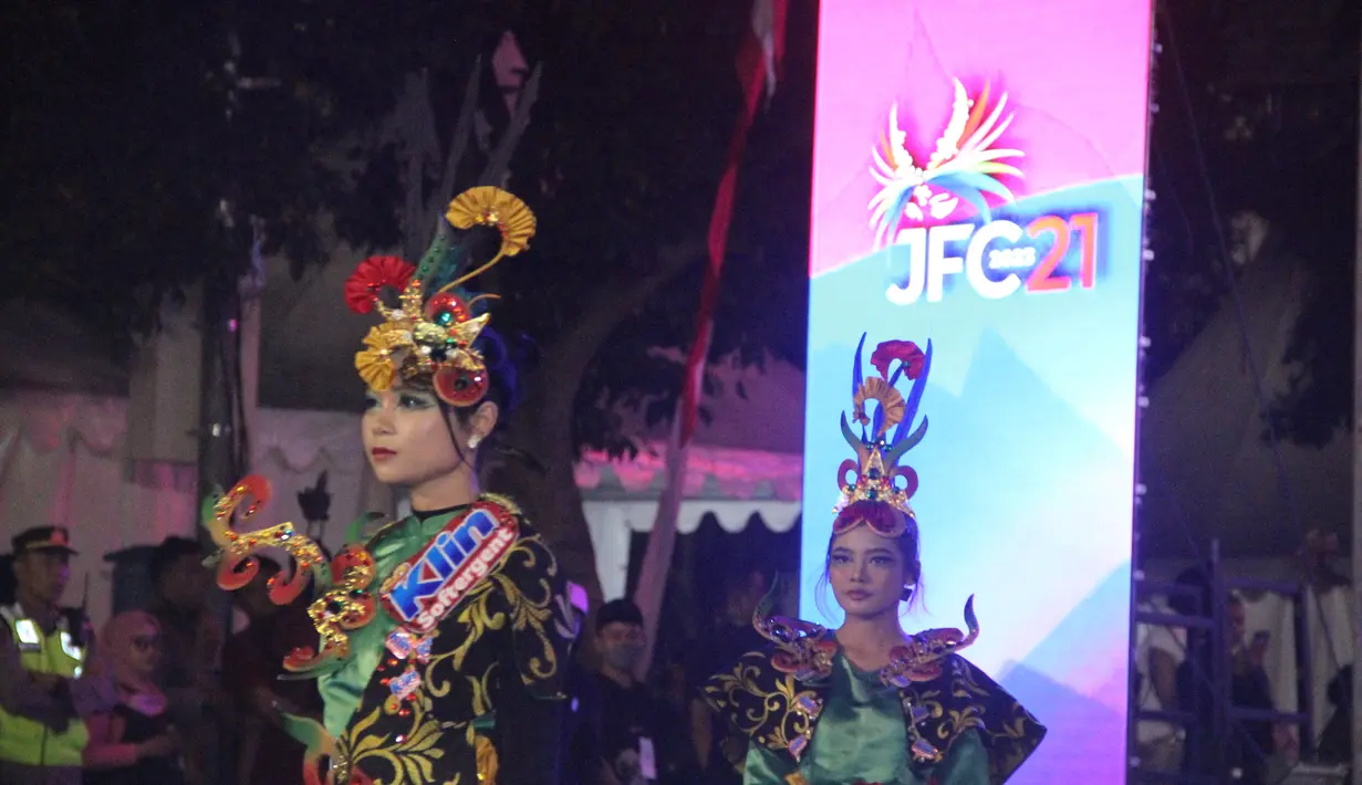 Warna hijau, merah, dan putih pada kostum tersebut juga mencerminkan keindahan alam dan semangat Bangga Indonesia yang ingin ditampilkan SoKlin kepada masyarakat.  [Credit: SoKlin]