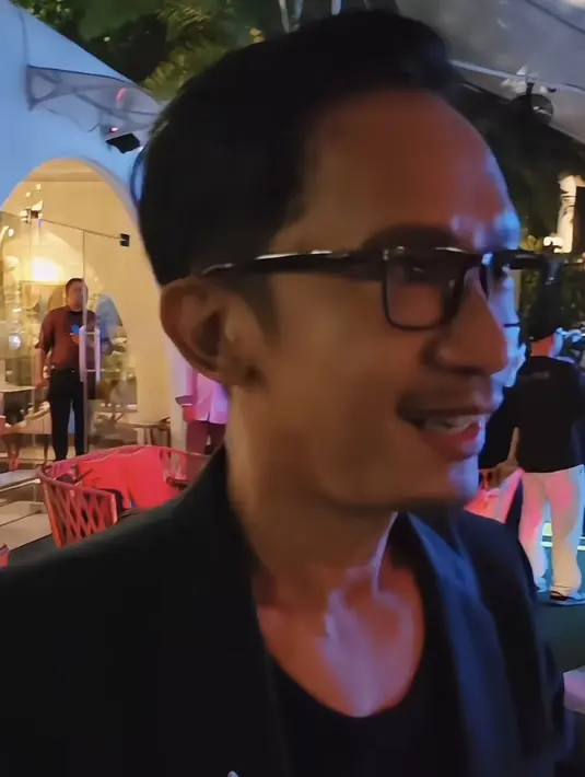 Aming hadir mengenakan jas dengan bros capung dipadukan inner hitam. [@lucintaluna_manjalita]