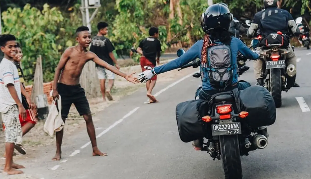 Di dalam touring kali ini, istri Iedil Putra ini membawa berbagai misi sosial dan menginspirasi masyarakat di daerah tersebut. (Liputan6.com/IG/@prisia)