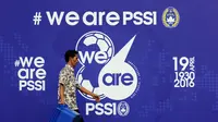 Foto 1: Seorang pria melintas di depan banner HUT PSSI ke-86 di Stadion GBK Jakarta, Selasa (19/4/2016). Setahun pasca dibekukan oleh Kemenpora, PSSI merayakan hari jadinya secara sederhana. (Liputan6.com/Helmi Fithriansyah)