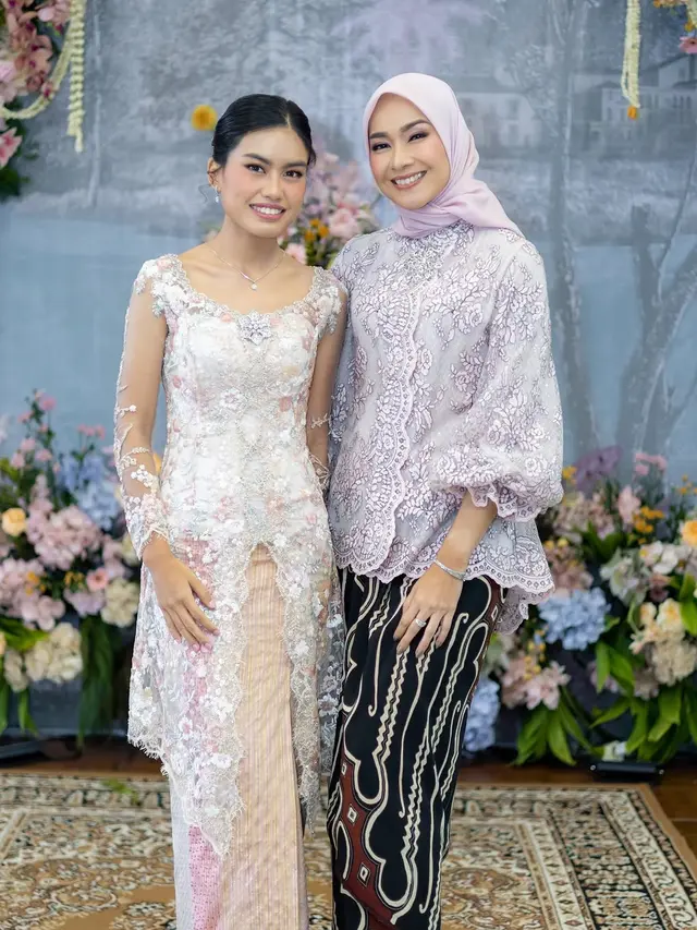 5 Tampilan Namira Adjani Anak Sulung Alya Rohali saat Lamaran, Anggun Berkebaya Pink (credit: instagram/namiradjani).