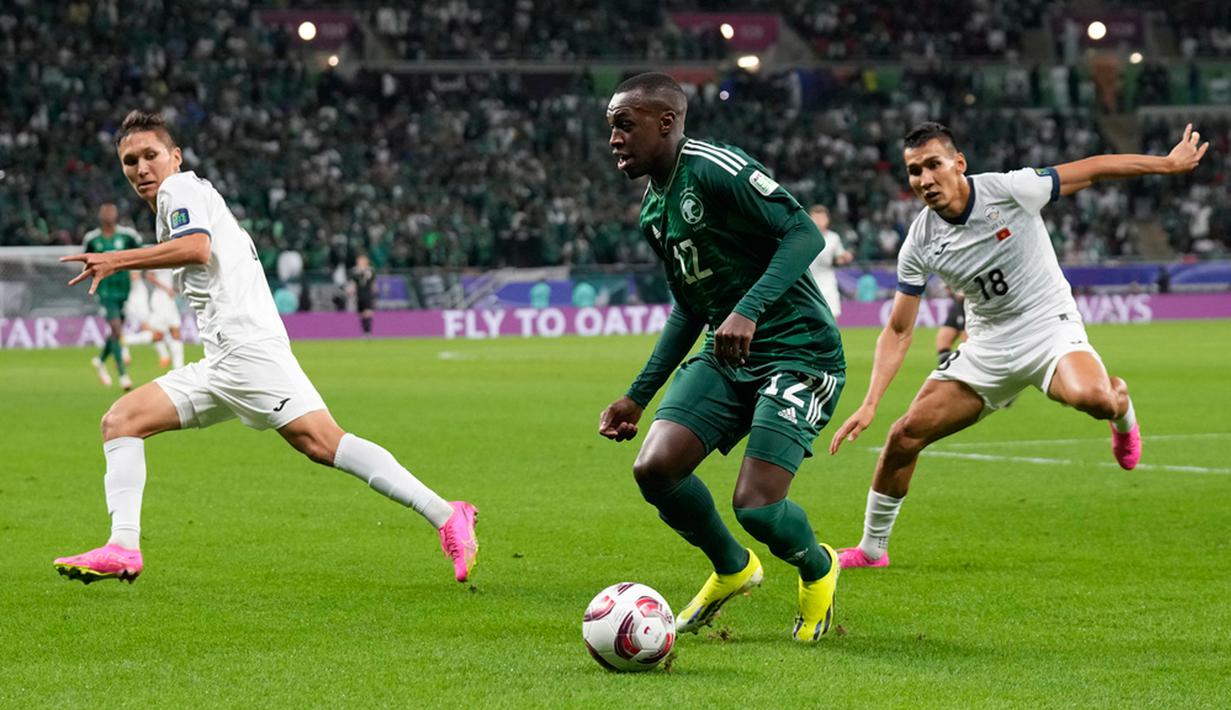 Arab Saudi memastikan lolos ke babak 16 besar Piala Asia 2023 usai mengalahkan Kirgistan dengan skor 2-0. (AP Photo/Aijaz Rahi)