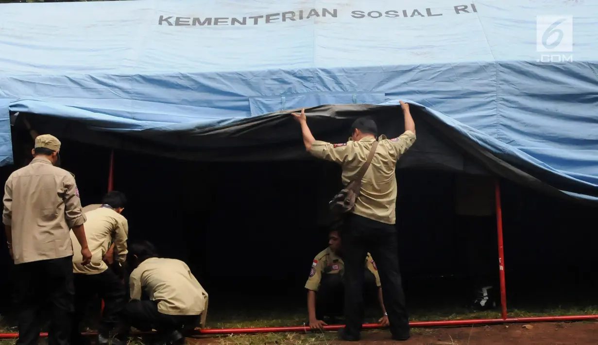 Anggota Tagana Kota Tangerang Selatan mendirikan Shelter (pengungsian) di Situ Gintung, Ciputat, Kamis (12/7). Pelatihan digelar untuk menciptakan tenaga yang terampil dalam penanggulangan bencana. (Merdeka.com/Arie Basuki)