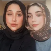 Kecantikan Ayu Azhari memang seperti tak lekang oleh waktu. Setelah memutuskan untuk mengenakan hijab, Ayu Azhari beberapa waktu belakangan, sering tampil bersama anak perempuannya Isabelle Tramp, anak dari suaminya Mike Tramp. Mari kita lihat potret kompak nan memesona dari ibu-anak yang bak kembar ini. Foto: Instagram.