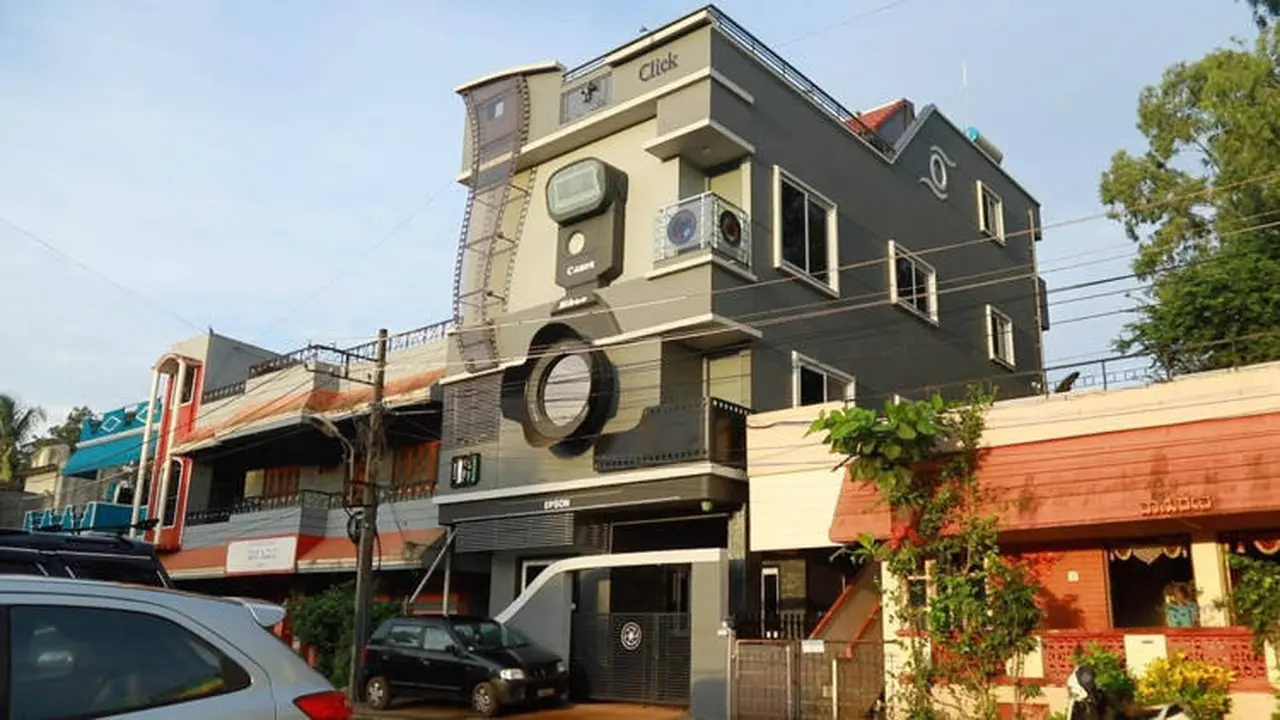 rumah berbentuk kamera