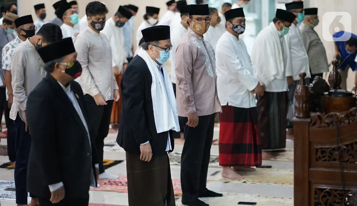 Gubernur dan Wakil Gubernur DKI Jakarta Anies Baswedan dan Ahmad Riza Patria melaksanakan salat Idul Adha di Masjid Fatahillah Balai Kota, Jumat (31/7/2020). Selain mengenakan masker, para jemaah juga harus mengambil jarak sekitar satu meter dari sisi kiri dan kanan. (Liputan6.com/Immanuel Antonius)