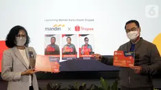 SVP Credit Cards Bank Mandiri Lila Noya (kiri) dan Presdir Visa Worldwide Indonesia Riko Abdurrahman (kanan) menunjukan mock up Mandiri Kartu Kredit Shopee di Jakarta, Rabu (17/3/2021). Kerjasama tersebut diharapkan dapat meningkatkan animo masyarakat untuk berbelanja. (Liputan6.com/Pool/PR)