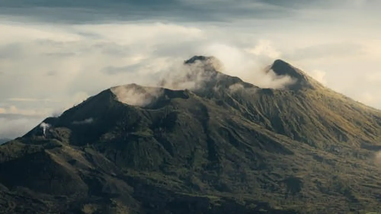 Ilustrasi Gunung Meletus