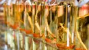 Foto yang diabadikan pada 28 Agustus 2020 ini memperlihatkan deretan botol anggur ginseng di sebuah toko minuman di Wanliang, Wilayah Fusong, Provinsi Jilin, China timur laut. Wanliang terkenal dengan industri ginsengnya. (Xinhua/Xu Chang)