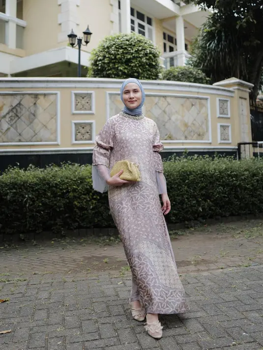 Gamis motif yang digunakan Dwihanda membawa kesan elegan. Style ini bisa jadi inspirasi untuk dipakai di acara formal dan kondangan. @dwihandaanda