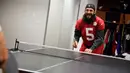 Pemain Atlanta Falcons, Matt Bosher beraksi bermain tenis meja di ruang ganti di Flowery Branch, Ga (26/1). Dengan bermain tenis meja para pemain american football ini dapat akrab dengan rekan-rekannya. (AP Photo/David Goldman)