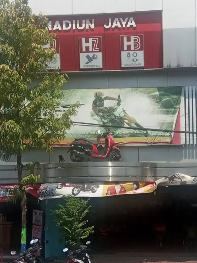 Seseorang Salah Memakirkan Motor