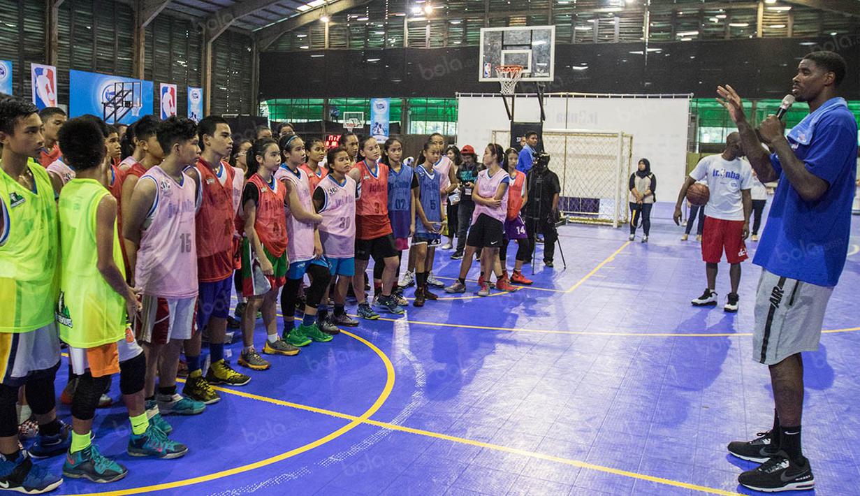 Pelatihan yang diberikan pebasket NBA, Marvin Williams dalam rangka kegiatan Junior NBA. (Bola.com/Vitalis Yogi Trisna)