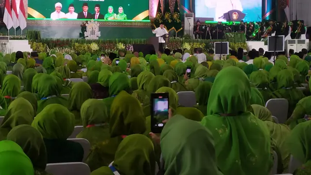 Presiden Prabowo Subianto membuka Kongres XVIII Muslimat Nahdlatul Ulama (NU) di Surabaya, Jawa Timur, Senin (10/2/2025). (Liputan6.com/Dian Kurniawan)