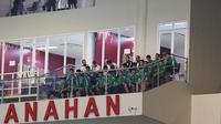 Rombongan Timnas Turkmenistan U-23 yang terdiri dari pelatih, pemain, hingga staf, tampak memantau langsung pertandingan antara Timnas Indonesia U-23 kontra Chinese Taipei U-23 di Stadion Manahan, Solo, Sabtu (9/9/2023). (Bola.com/Radifa Arsa)