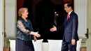 Presiden Jokowi menjabat tangan Presiden Republik Chile, Michelle Bachelet di beranda belakang Istana Merdeka, Jakarta, Jumat (12/5). Presiden Chile berkunjung ke Indonesia untuk membahas penguatan kerja sama bilateral Indonesia - Chile. (Bay ISMOYO/AFP)