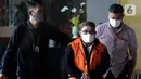 Petugas menggiring tersangka dugaan korupsi pekerjaan pembangunan Stadion Mandala Krida Daerah Istimewa Yogyakarta, Sugiharto sesaat sebelum rilis penahanan di Gedung KPK, Jakarta, Kamis (21/7/2022). KPK menahan Direktur Utama PT Arsigraphi, Sugiharto dan Kabid Pendidikan Khusus Dinas Pendidikan, Pemuda dan Olahraga DIY, Edy Wahyudi. (Liputan6.com/Helmi Fithriansyah)