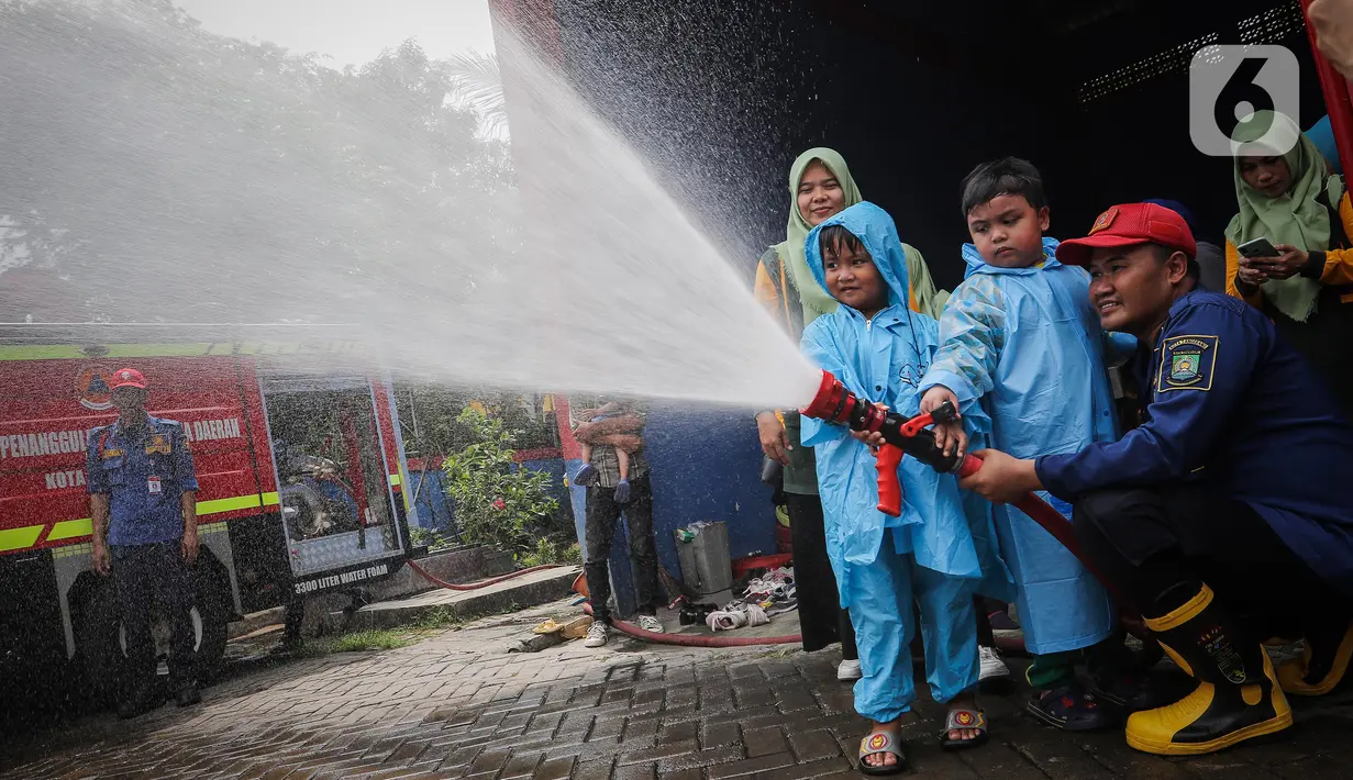 Anak-anak diajarkan tips dan trik menjadi damkar yang cekatan dan handal. (Liputan6.com/Angga Yuniar)