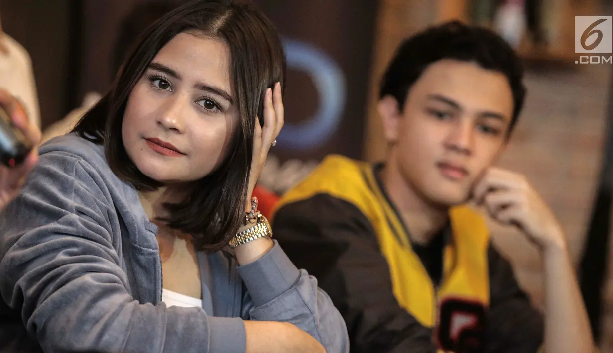 Prilly Latuconsina saat konferensi pers peluncuran trailer Danur 2: Maddah di Jakarta, Selasa (6/2). Film ini berkisah tentang Risa (Prilly) bersama hantu cilik pascamelawan Asih si hantu jahat dalam Danur: I Can See Ghosts. (Liputan6.com/geekimages)