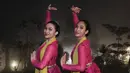 <p>Keduanya pun saat menari Jaipong bak pinang dibelah dua mengenakan kebaya brokat warna pink lengan panjang. [@happysalma]</p>