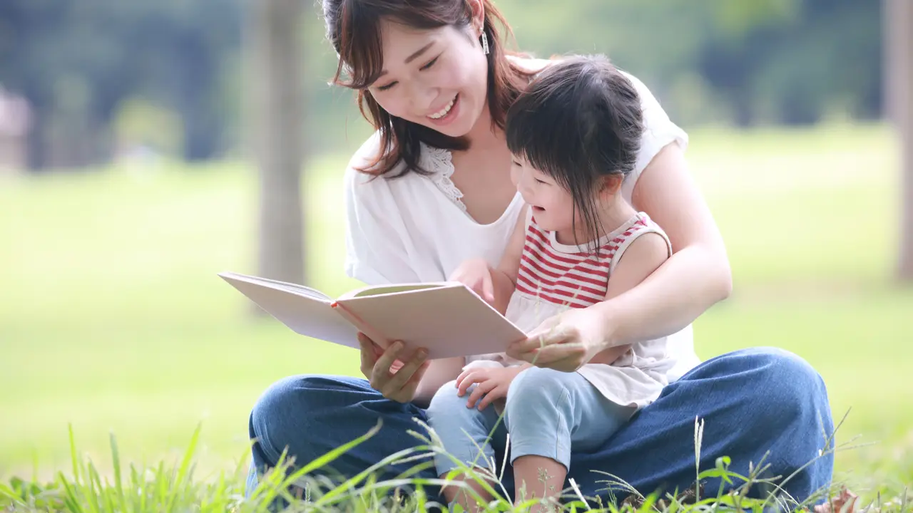 Pentingnya menerapkan komunikasi dua arah dan cara menerapkannya dalam memperkuat hubungan dengan anak.