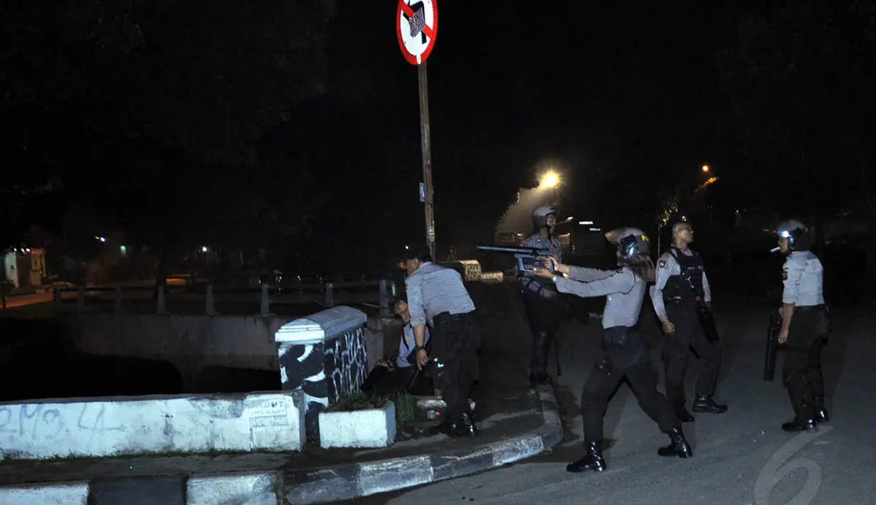 Aparat kepolisian menembakkan gas air mata ke arah mahasiswa yang memprotes kenaikan harga BBM bersubsidi, Jakarta, Selasa (18/11/2014) (Liputan6.com/Miftahul Hayat)