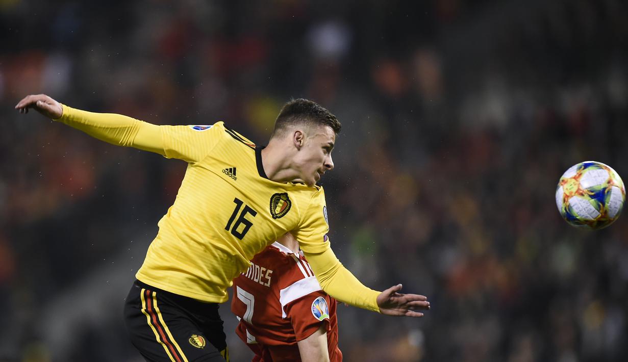 Aksi Thorgan Hazard melakukan duel udara pada laga perdana Kualifikasi Piala Eropa 2020 Grup I yang berlangsung di Stadion Roi Baudouin, Brussels, Jumat (22/3). Belgia menang 3-1 atas Rusia. (AFP/John Thys)