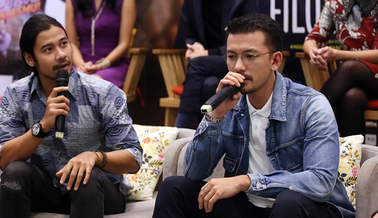 Rio Dewanto dan Chicco Jerikho merupakan dua aktor yang mendapat kesempatan berperan kembali menjadi Ben dan Jodi di Filosofi Kopi 2: Ben & Jodi. Di Filosofi pertama, Rio dan Chicco juga memainkan peran yang sama. (Nurwahyunan/Bintang.com)