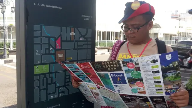 Salah satu peserta melihat peta untuk menelusuri bangunan cagar budaya di Kota Bandung