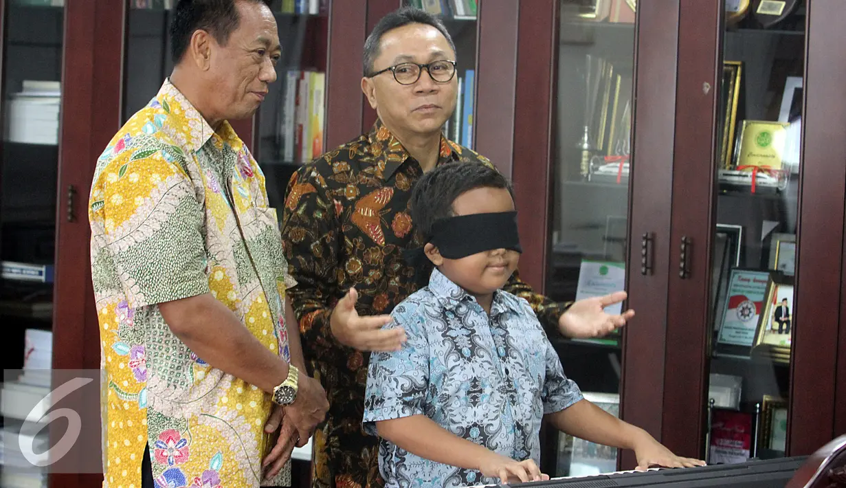 Zulkifli Hasan menyaksikan aksi keyboardist cilik, Jefri Setiawan di Ruang kerjanya Komplek Parlemen, Senayan, Jakarta, Senin (9/1). Jefri juga pemegang rekor MURI sebagai pemain keyboard dan penyanyi dengan mata tertutup. (Liputan6.com/JohanTallo)