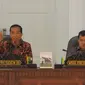 Presiden Jokowi memberikan arahan kepada para Menteri Kabinet Kerja saat sidang perdana di Kantor Presiden, Jakarta, Senin (27/10/2014). (Liputan6.com/Herman Zakharia)