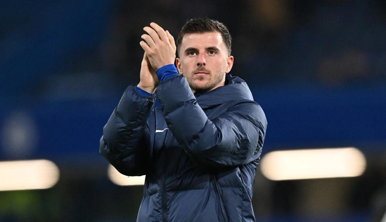 Manchester United dikabarkan telah mencapai kata sepakat dengan Chelsea terkait transfer gelandang serang Mason Mount. Biaya transfer Mount yang disepakati oleh Manchester United dan Chelsea berada di angka 60 juta poundsterling, terdiri dari biaya awal 55 juta poundsterling dan 5 juta poundsterling sebagai biaya tambahan. (AFP/Glyn Kirk)