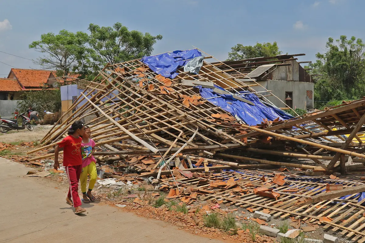 Rumah Rusak Terdampak Puting Beliung di Kaliabang Bekasi
