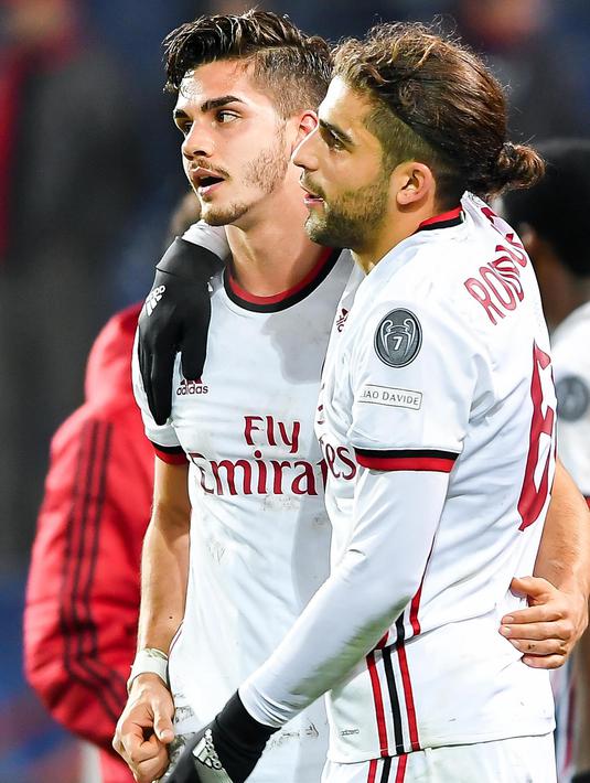 Penyerang AC Milan, Andre Silva (kiri) merayakan golnya bersama Ricardo Rodriguez pada lanjutan Liga Serie A Italia di Stadion Luigi Ferraris di Genoa, (11/3). Gol Silva mengantar Milan menang 1-0 atas Genoa. (Simone Arveda/ANSA via AP)