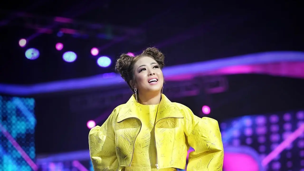 6 Gaya Soimah saat Jadi Juri Pop Academy Ini Curi Perhatian