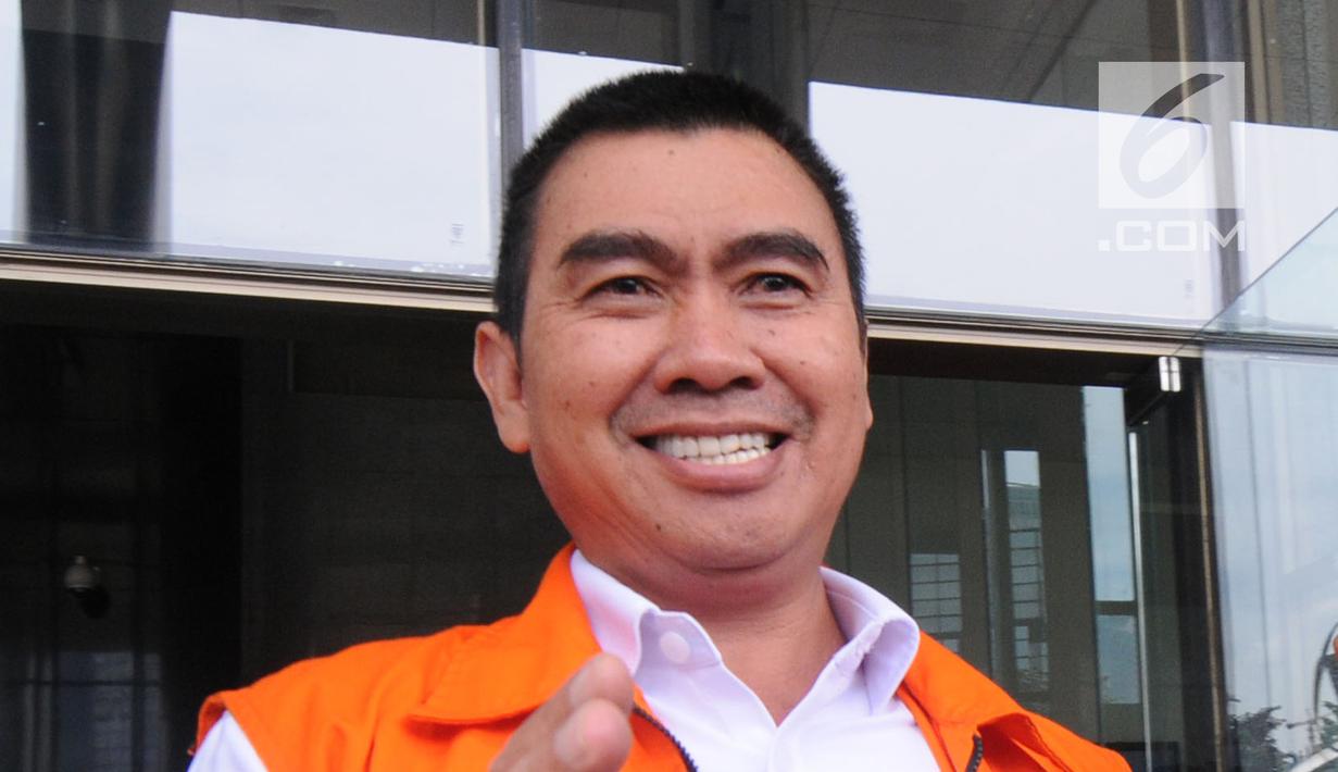 Wali Kota Malang nonaktif, Mochammad Anton tersenyum saat keluar dari gedung KPK untuk menjalani perawatan di RSCM, Jakarta, Kamis (12/4). Anton merupakan tersangka kasus dugaan suap pembahasan APBD-P Pemkot Malang TA 2015. (Merdeka.com/Dwi Narwoko)