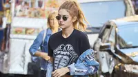 Denim jaket yang dipakai Gigi kali ini ia padukan dengan leather patns dan kaus oblong berwarna hitam. Meski tampil kasual, namun penampilan Gigi tetap memesona. (Foto: Trendbuz)