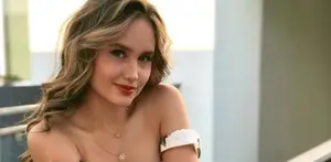 Cinta Laura mengumpulkan tanda tangan sebagai bentuk petisi menolak binatang sebagai objek percobaan kecantikan.