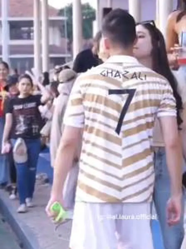7 Potret kemesraan Al Ghazali dan Laura Moane saat Main Bola Ini Bikin Penggemar Baper