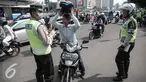 Petugas memberhentikan pengendara roda dua saat operasi patuh jaya dikawasan Thamrin, Jakarta, Selasa (24/5/2016). Selama Operasi Patuh Jaya 2016, Ditlantas Polda Metro Jaya mencatat terjadi 38.622 pelanggar lalu lintas. (Liputan6.com/Faizal Fanani)