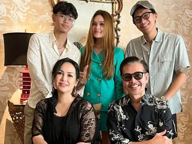 Melalui akun Instagram, Ferry Salim mengunggah momen bersama istri dan anak-anaknya saat liburan bersama. Keluarga selebriti ini tampak memilih Inggris sebagai destinasi wisata akhir tahun. (Liputan6.com/IG/@ferrysal1m)