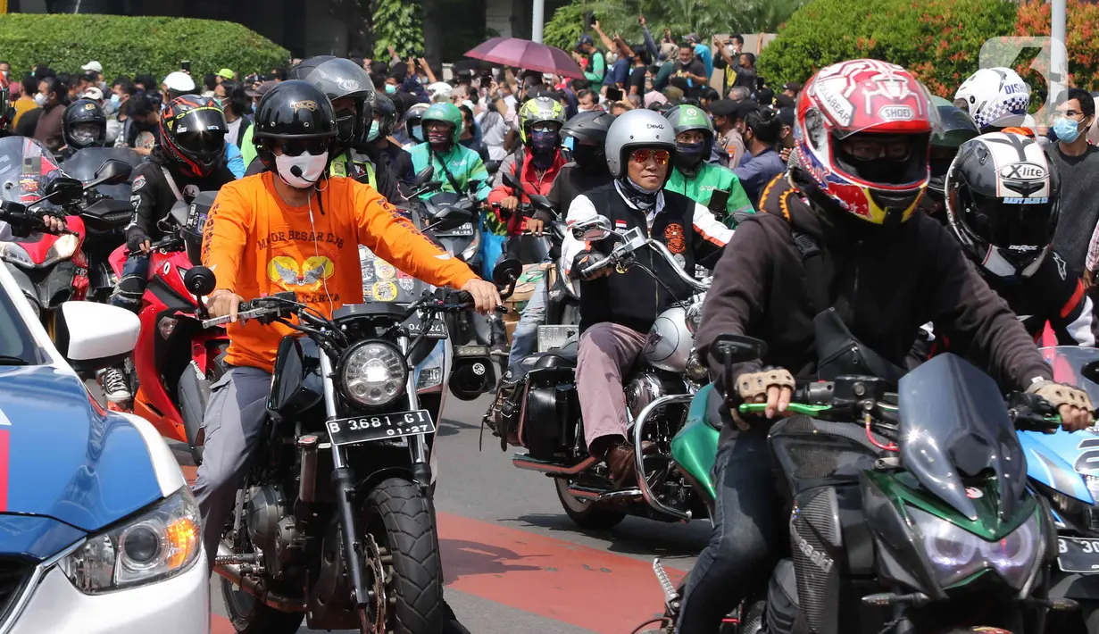 Puluhan komunitas sepeda motor gede (moge) dan sepeda motor sport mengawal parade pembalap MotoGP di kawasan Jakarta, Rabu (16/3/2022).  Gelaran parade MotoGP di Jakarta dalam rangka penyambutan event MotoGP Mandalika 2022. (Liputan6.com/Herman Zakharia)