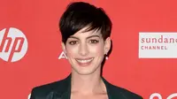 Anne Hathaway Bantah Hampir Tenggelam Saat Liburan di Hawaii