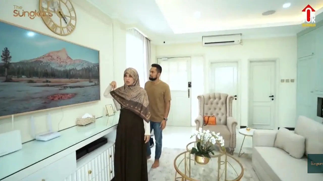 5 Potret Ruang Keluarga di Rumah Fitri Tropica dan Irvan Hanafi, Modern ...