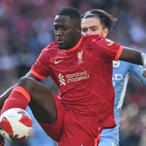 Ibrahima Konate. Bek tengah Prancis berusia 23 tahun ini didatangkan RB Leipzig dari klub Ligue-2 Prancis FC Sochaux pada awal musim 2017/2018 dengan status bebas transfer. Usai 4 musim dan total tampil dalam 94 laga di semua ajang dengan torehan 4 gol dan 1 assist, ia dilepas ke Liverpool pada awal musim 2021/2022 dengan mahar senilai 40 juta euro atau setara Rp626,2 miliar. (AFP/Gyn Kirk)