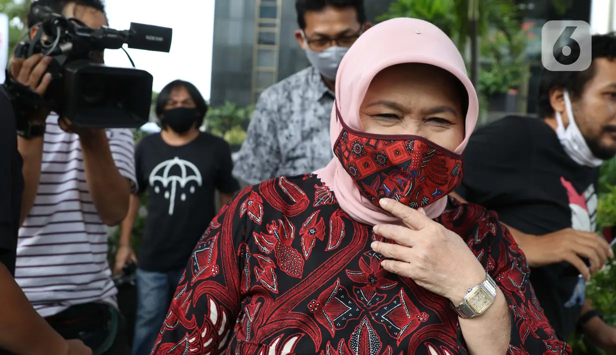 Mantan Bupati Bogor, Nurhayanti meninggalkan gedung KPK usai menjalani pemeriksaan sebagai saksi, Jakarta, Selasa (14/7/2020). Nurhayanti diperiksa sebagai saksi dalam kasus korupsi pemotongan uang dan gratifikasi yang dilakukan eks Bupati Bogor Rachmat Yasin. (Liputan6.com/Helmi Fithriansyah)