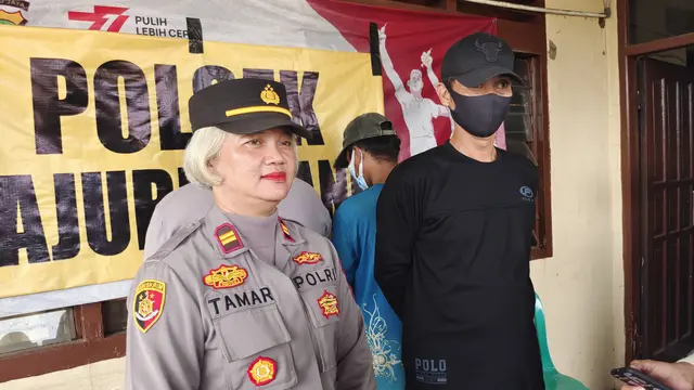 Kapolsek Tajur Halang, Iptu Tamar Bekti Widiasih Jalmi memperlihatkan barang bukti narkotika yang dikendalikan dari lapas.