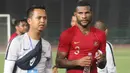 Striker Timnas Indonesia U-22, Marinus Wanewar, usai mengalahkan Kamboja U-22 pada laga Piala AFF U-22  di Stadion National Olympic, Phnom Penh, Jumat (22/2). Indonesia menang 2-0 atas Kamboja. (Bola.com/Zulfirdaus Harahap)