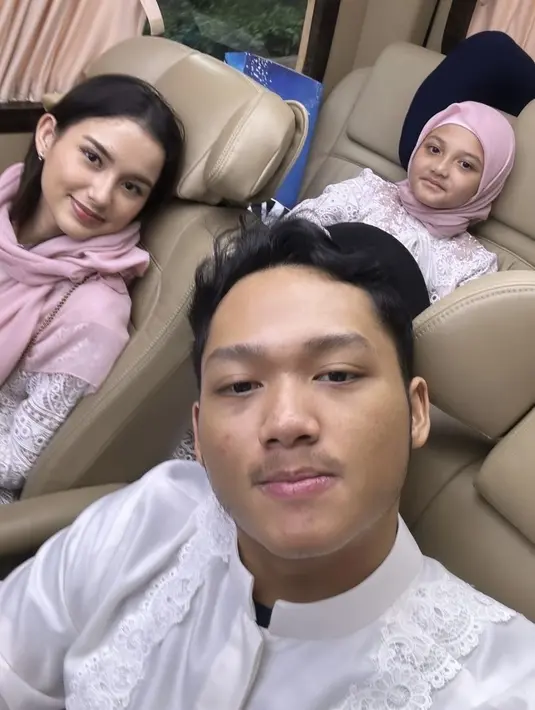 Kekasih Azriel ini pun tampil dengan riasan wajah flawless glowing mengaplikasikan lipstik merah dan blush on tipis. [@azriel_hermansyah]